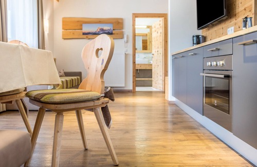 Gudon Apartment | Superior Holiday Apartment 'Marialisa Tulpe' with Mountain View, Whirlpool & Wi-Fi