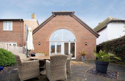 West Wittering House | Superior house for 6 near beach w parking garden