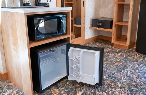 Banff Apartment | Superior King Room in Banff! Free Parking