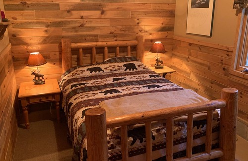 Isabella Cabin | Superior National Forest getaway Cozy comfortable cabin. (Outhouse)