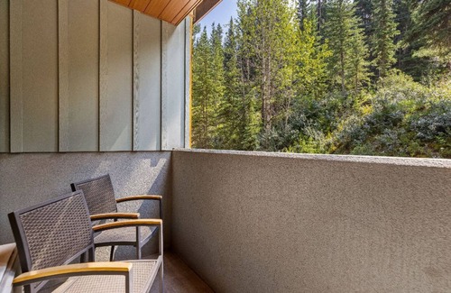 Banff Apartment | Superior Queen Beds w/Mountain Retreat