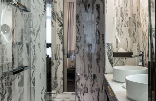 Champs-Elysees Apartment | Superior Room With Aircon In Champs Elysees