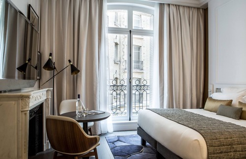 Champs-Elysees Apartment | Superior Room With Aircon In Champs Elysees