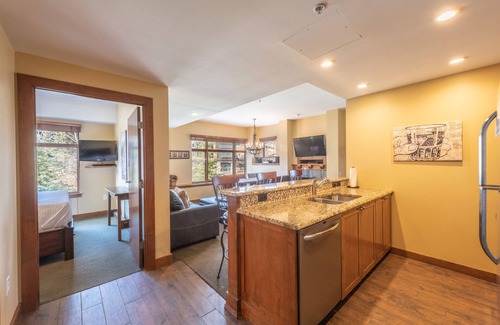 Park City Condo | Superior Ski In Ski Out w/Direct Views of Slopes & Gondola Pool Conde Nast Forbes Award Winner B422