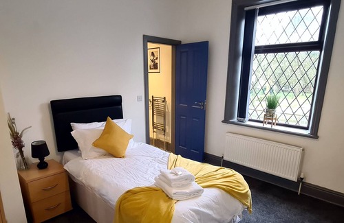 Burnley House | Superior Triple bedroom with Ensuite Church view