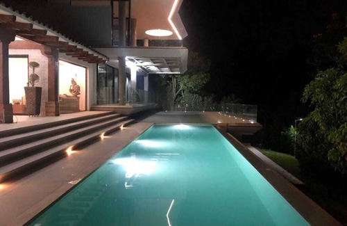 Envigado Villa | SUPERLUXE Villa Grande/Pool & Jacuzzi by NOMAD GURU