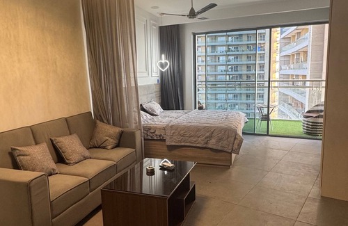 Noida Apartment | SUPERNOVA RETREATS Cozy 1-bedroom apartment with AC, WiFi in nice Noida