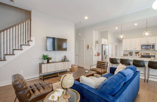 Berry Hill House | Supreme Luxury-Mins To Downtown-5 Full Baths