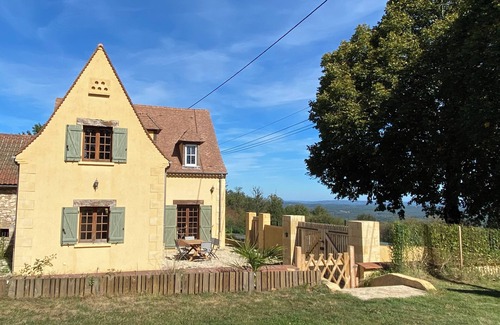 Domme House | "Sur la colline": country house with heated pool, near Sarlat.