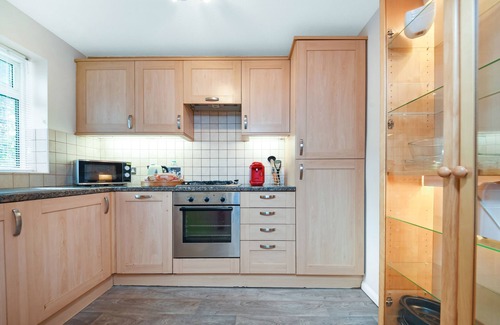 Berrylands Apartment | Surbiton modern 2 bedroom flat with parking