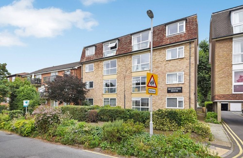 Berrylands Apartment | Surbiton modern 2 bedroom flat with parking