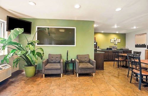 Bettendorf Hotel | SureStay Plus Hotel by Best Western Bettendorf