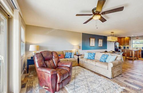 La Follette Apartment | Surf and Turf
