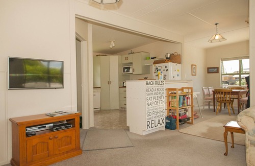 Whangamata Cottage | Surf Beach Views - Whangamata Holiday Home
