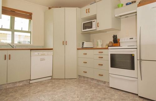 Whangamata Cottage | Surf Beach Views - Whangamata Holiday Home