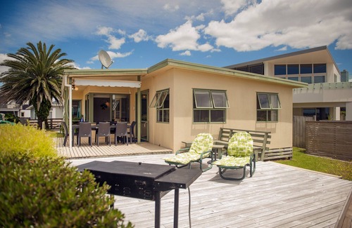 Whangamata Cottage | Surf Beach Views - Whangamata Holiday Home