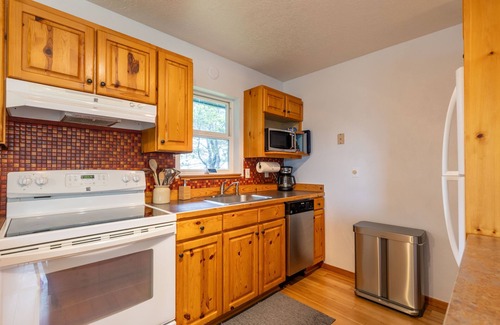 Otter Rock House | Surf Break Beach House | 3-Min Walk to Beach | 3BR