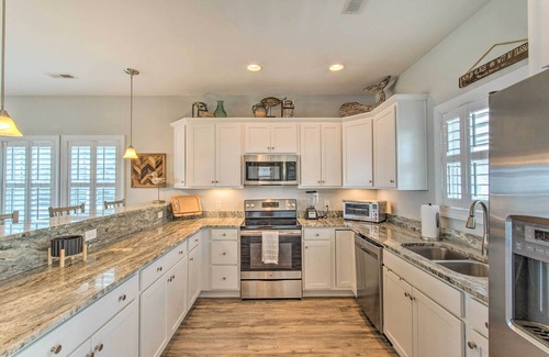 Surf City Cottage | Surf City Escape w/6 Decks: Steps To Beach