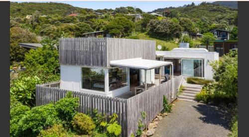 Raglan House | Surf fortress