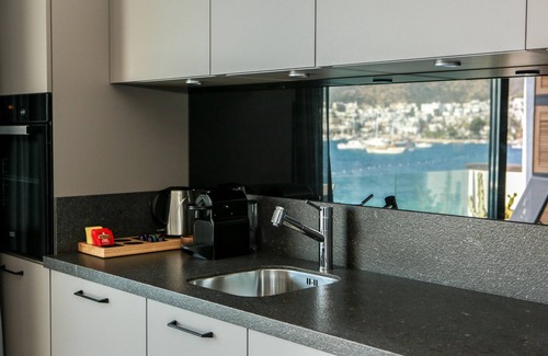 Bodrum City Center Apartment | Surfer Caravan Gastro Pub & Suites - Gorilla Suite