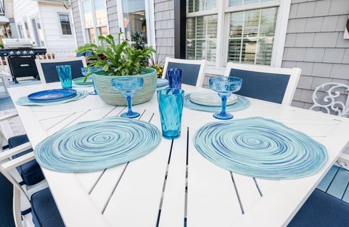 Long Beach House | Surfer's Cottage steps from the beach and right by JFK