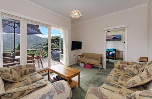 Piha House | Surfer's Sunshine Cottage - Piha Holiday Home