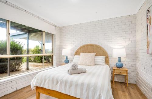 Middleton House | Surfers Reserve Beachfront - WIFI- Family friendly