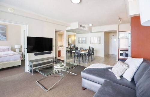 Surfers Paradise Apartment | Surfers Skyline: Beach View, Pools, Spa & Gym