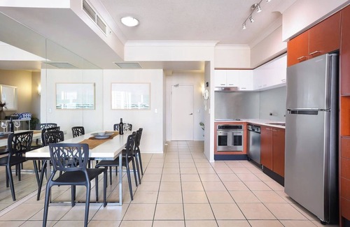 Surfers Paradise Apartment | Surfers Skyline: Beach View, Pools, Spa & Gym