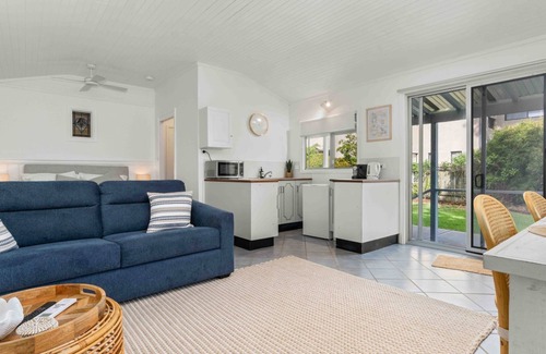Culburra Beach Apartment | Surfrider Studio - Pet Friendly - 1 Night Stays!