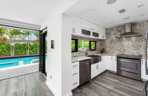 North Beach House | Surfside Beach Bungalow - heated saltwater Pool & Spa! 2 blocks from the beach!