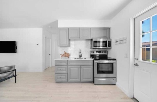 Naples Park Apartment | Surfside Cottage - 5 Mins to Beach!