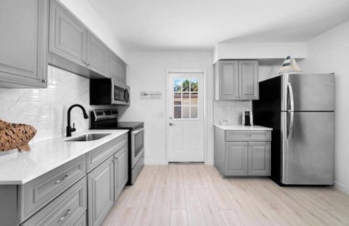 Naples Park Apartment | Surfside Cottage - 5 Mins to Beach!