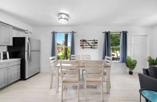 Naples Park Apartment | Surfside Cottage - 5 Mins to Beach!