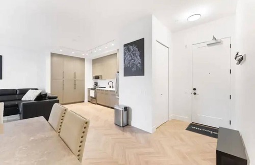 Surrey House | Surrey Central 2B/2B 1000+ sqft & 30 min to DT Van