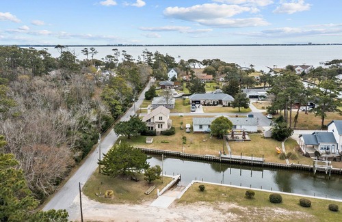 Newport House | Surrey Cottage- Sound Front Home in Newport, NC