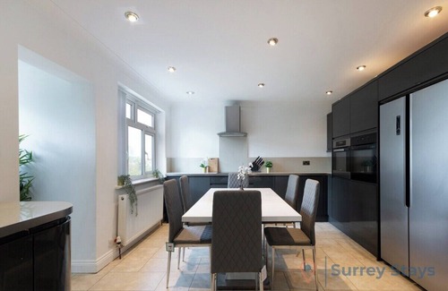 Coulsdon West House | Surrey Stays - 4 bedroom house, 2 bathrooms, close to Gatwick Airport