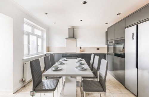 Coulsdon West House | Surrey Stays - 4 bedroom house, 2 bathrooms, close to Gatwick Airport