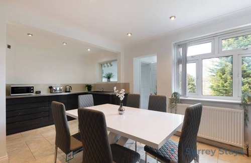 Coulsdon West House | Surrey Stays - 4 bedroom house, 2 bathrooms, close to Gatwick Airport