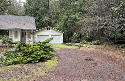 Shelton Apartment | Surrounded by big trees green space, 2 minutes from town center, all amenities.