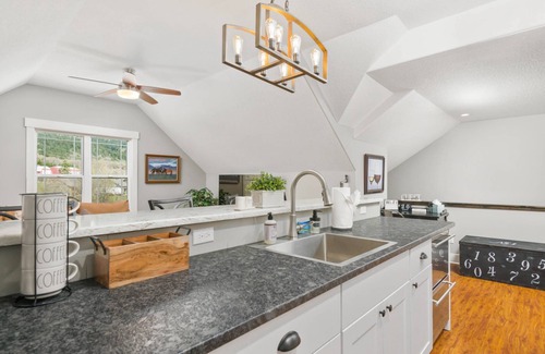Newberg House | Surrounded by Vineyards and Farmland, New Décor and Furnishings Throughout, 3 Miles to Newberg
