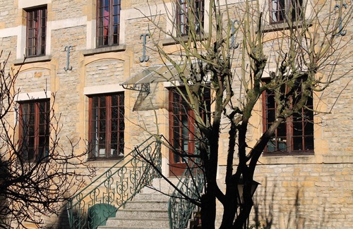 Sedan House | Suspended time