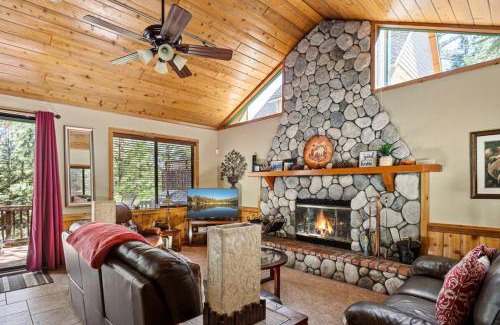 Lake Arrowhead House | Sutter Ln by AvantStay Beautifully Remodeled Kitchen4Cabin-Chic Bedrooms