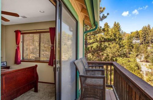 Lake Arrowhead House | Sutter Ln by AvantStay Beautifully Remodeled Kitchen4Cabin-Chic Bedrooms