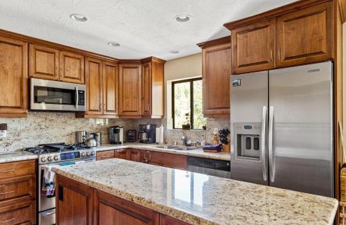 Lake Arrowhead House | Sutter Ln by AvantStay Beautifully Remodeled Kitchen4Cabin-Chic Bedrooms