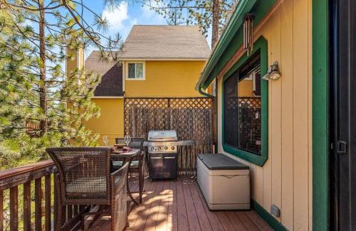 Lake Arrowhead House | Sutter Ln by AvantStay Beautifully Remodeled Kitchen4Cabin-Chic Bedrooms