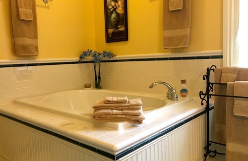 Center Harbor Bed & Breakfast | Sutton House B & B