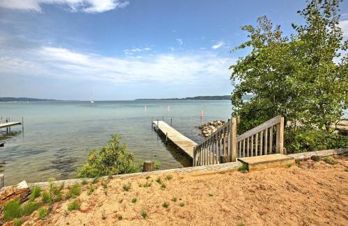 Suttons Bay House | Suttons Bay Bayview Cottage with Deck and Gas Grill!