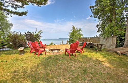 Suttons Bay House | Suttons Bay Bayview Cottage with Deck and Gas Grill!