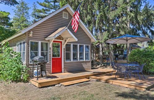 Suttons Bay House | Suttons Bay Bayview Cottage with Deck and Gas Grill!